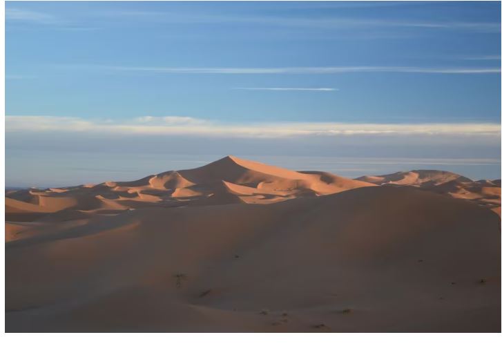 نمایی از تپه شنی ستاره لالا لالیا در صحرای صحرا، در ارگ چبی، مراکش،